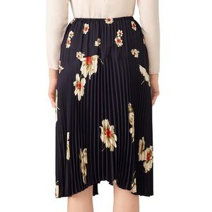 Flattering navy Vince pleated skirt